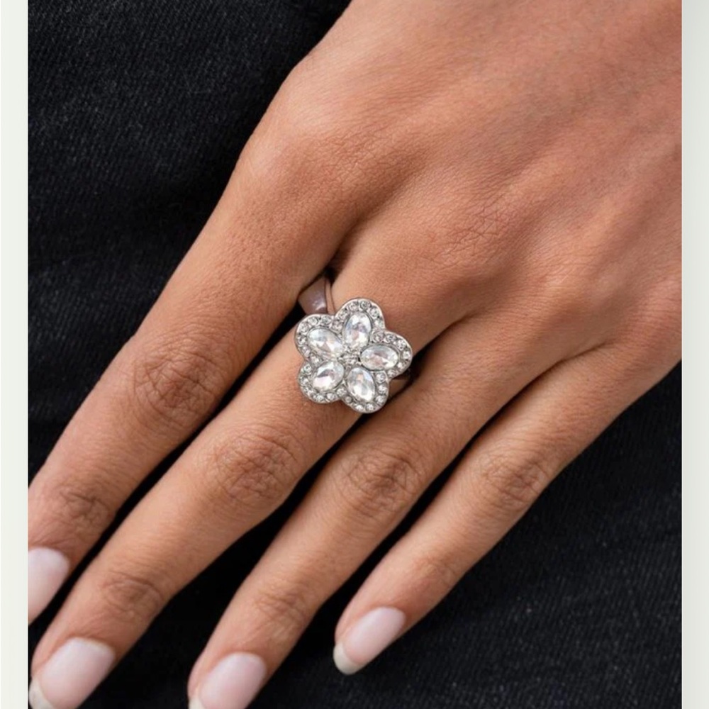 New Paparazzi Efflorescent Envy Ring in Silver and Clear